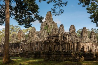 Kalabalık turist, Kamboçya Siem Reap yakınındaki antik Khmer Tapınağı Bayon ziyaret