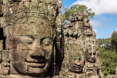 Bayon tapınak Siem Reap, Kamboçya yakınındaki taş yüzleri