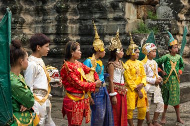 Bir grup genç insan ben geleneksel Kamboçya giysili giyinmiş