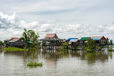 Phnom P Tonle Sap Nehri üzerinde kayan köyünde sıradan bir gün