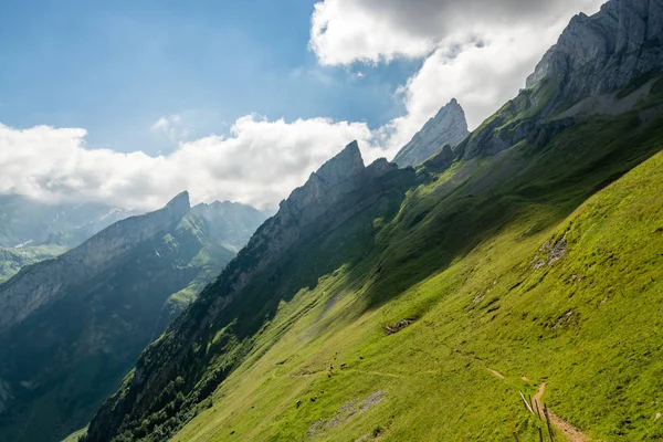 Kenaikan indah di Alpen Appenzell — Stok Foto