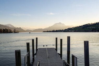 İskelede Kussnacht içinde Dört kanton Gölü