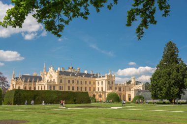 Zevk ziyaret edenler boş zaman Lednice döküm güzel bahçelerinde