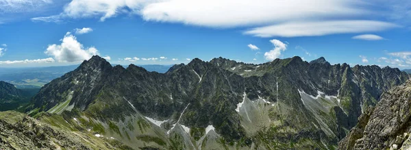 Visa på höga Tatrabergen med berömda Krivan peak — Stockfoto