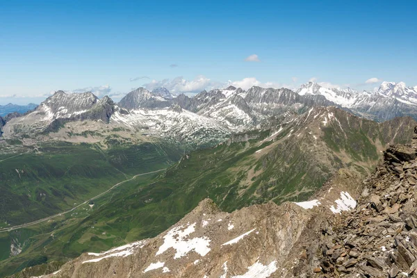 Alpes alrededor de Oberalpass paso de alta montaña entre cantones de Uri —  Fotos de Stock