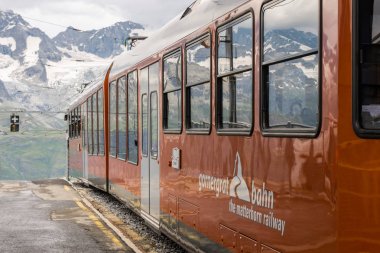 Gornergrat tren toursits G en üstündeki istasyonunda bekleyen