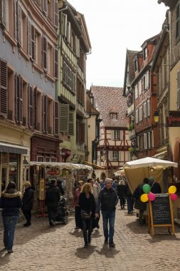 Mediaval eski Colmar şehir sokaklarında yürüyen turist 