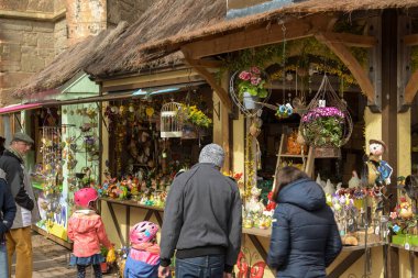Genç aile ürünler piyasada durgunluk birinde bakarak 