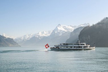 Cruise gemi turist Brunnen yakınındaki Dört kanton Gölü üzerinde