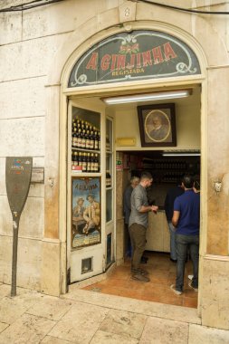 Lisbon, Portekiz - 19 Nisan 2018: Lizbon, Portekiz Rossio Meydanı yakınındaki küçük bir açık barda tipik Portekizce kiraz likörü Ginjinha sırasında sping sabah 2018 içme düzenli müşteriler