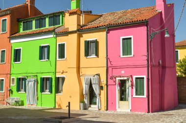 İtalya, Venedik yakınlarındaki Burano adasında renkli evler