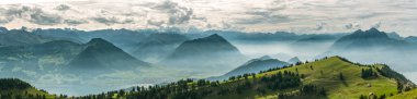 Lucerne Gölü etrafındaki İsviçre Alpleri 'nin güzel panoramik manzarası.