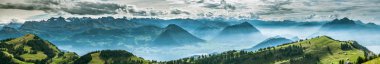 Lucerne Gölü 'nü çevreleyen güzel İsviçre Alpleri' nin panoramik manzarası