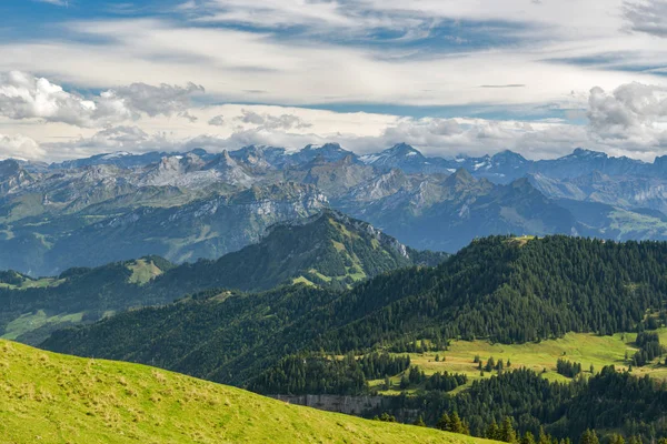 Prachtig uitzicht op de Zwitserse Alpen vanaf de top van de Rigi Kulm piek in Canto — Stockfoto