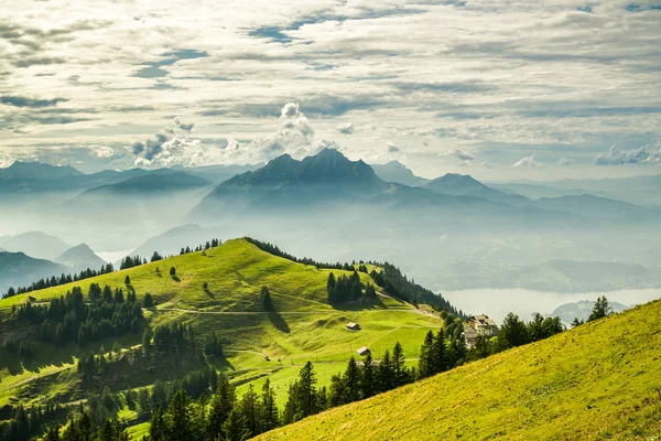 Schöne Aussicht auf den Vierwaldstättersee, den Pilatus und die Schweizer Alpen — Stockfoto