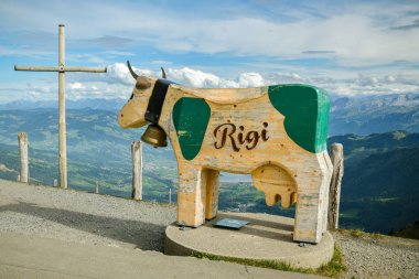 Schwyz kantonunda Rigi Dağı 'nın tepesindeki ahşap inek heykeli.