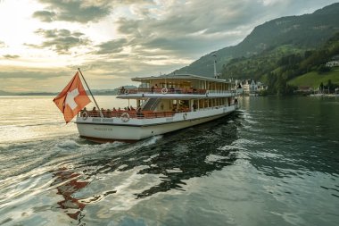 İsviçre 'deki Luzerne Gölü' ndeki Vitznau köyünden kalkan tekne.
