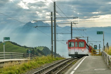 Canton 'da Rigi Dağı' nın tepesinden tren yaklaşıyor.