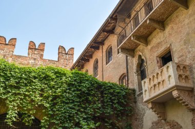 Verona, İtalya 'daki Juliets evinin balkonunda.