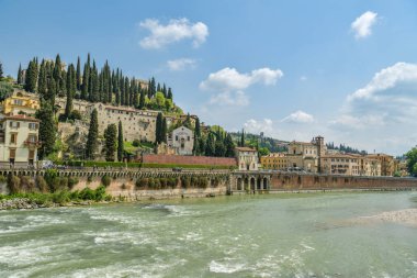 İtalya, Verona 'daki Adige nehrinin üzerindeki Castel San Pietro Kalesi.