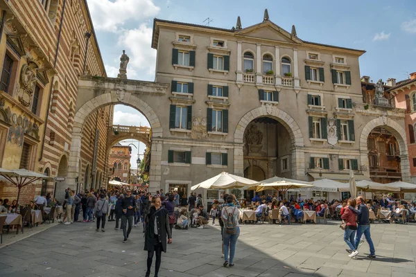 Bir grup turist Piazza dei Signori squa 'da eğleniyor.