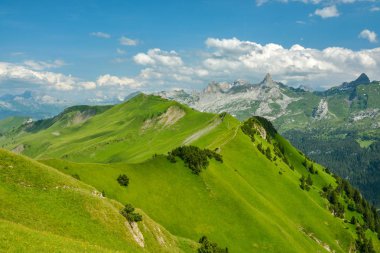 Stoos köyünün yukarısındaki dağ sırtı