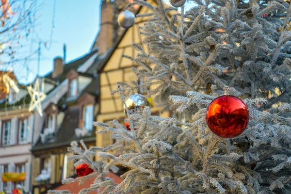 Kerstboom met bal op kerstmarkt in Colmar, Frankrijk — Stockfoto