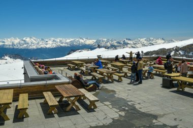 İnsanlar Glaci 'nin en üst katındaki restoranda eğleniyorlar.