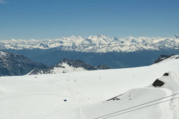 Vista desde la cima de Scex Rouge en los glaciares y aún nevados Alpes — Foto de Stock