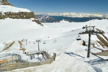 Buzul 3000 'in tepesindeki kızak üzerinde insanlar, Switzerlan