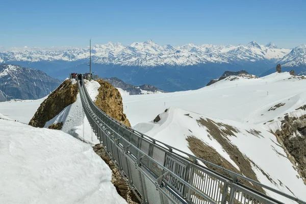 Puente colgante sobre el glaciar 3000 en el cantón de Vaud, Swit — Foto de Stock