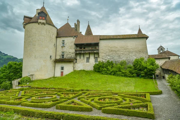 Castelo Gruyeres no topo da pequena colina em Gruyeres, Switzerlan — Fotografia de Stock