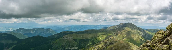 低タトラ山脈のパノラマビュー — ストック写真