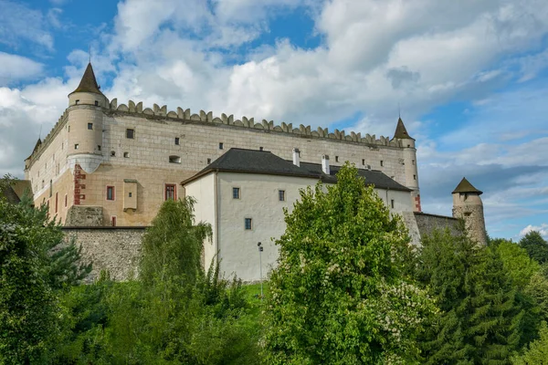 Zvolen kastély, középkori vár található egy dombon, közel a központhoz — Stock Fotó