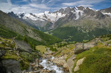 İsviçre Alpleri 'ndeki Saas-Fee köyünün üzerindeki Fee buzulu ile görkemli Alpler manzarası çok güzel.