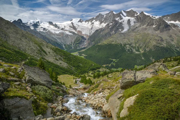 Hermosa Vista Sobre Majestuosos Alpes Con Glaciar Fee Sobre Pueblo —  Fotos de Stock