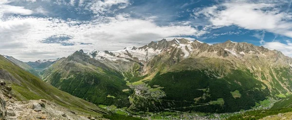 Saas Fee Pueblo Suiza Rodeado Majestuosos Alpes Con Picos Siempre —  Fotos de Stock