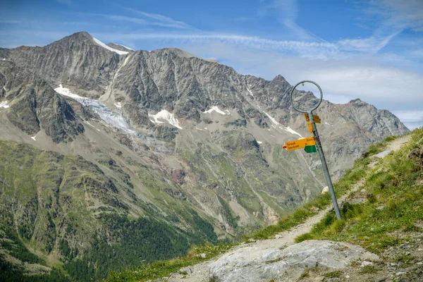 Señalización Sendero Kreuzboden Saas Almagell Con Hermosas Vistas Los Alpes —  Fotos de Stock