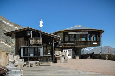 Saas Fee, İsviçre - 18 Ağustos 2019: 2019 yazında İsviçre 'nin Saas-Fee köyünün yukarısındaki Langfluh üst istasyona yakın vadide manzaranın keyfini çıkaran insanlar