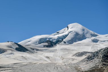 İsviçre 'nin Saas-Fee köyünün yukarısındaki Allalin zirvesinin altındaki yaz kayak merkezinin görüntüsü