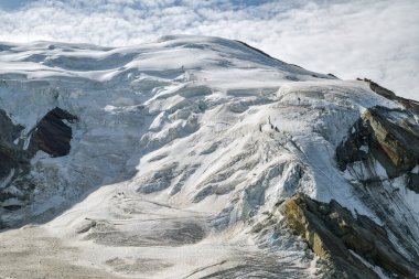 İsviçre Alpleri 'ndeki Saas-Grund köyünün yukarısındaki Hohsaas' tan görüldüğü üzere trift buzulu.