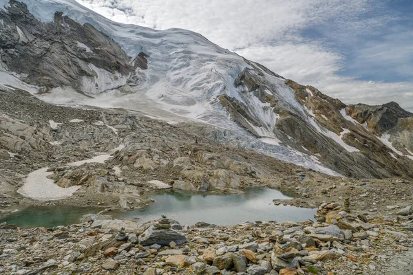 Piccolo Lago Sugli Hohsaas Con Splendida Vista Sul Ghiacciaio Trift — Foto Stock