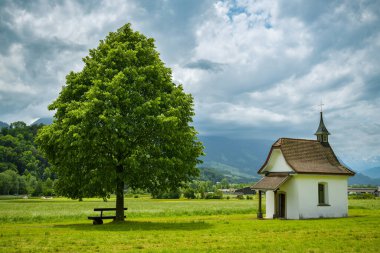 İsviçre 'de Sarnen yakınlarında Wichelsee yakınlarında küçük bir şapelin yakınındaki ağacın altında. Sadece oturup rahatlamak için.