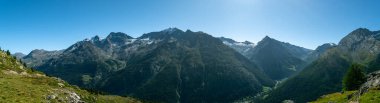 İsviçre 'nin güney kesimindeki Saas-Fee' nin üzerindeki Hannig 'den İsviçre Alpleri' ne panoramik bakış