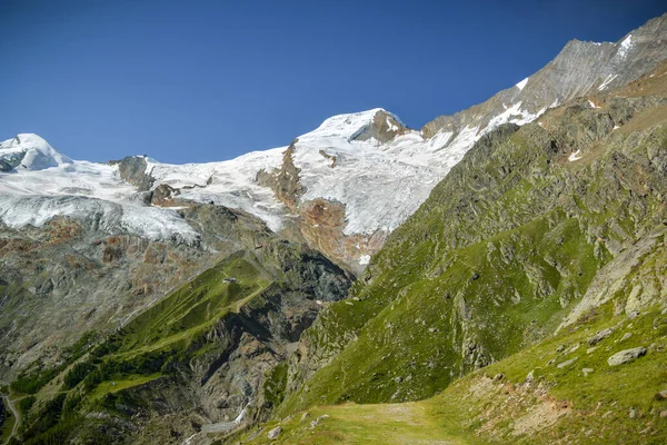 Glaciar Tasas Fusión Sobre Pueblo Saas Fee Profundo Los Alpes —  Fotos de Stock