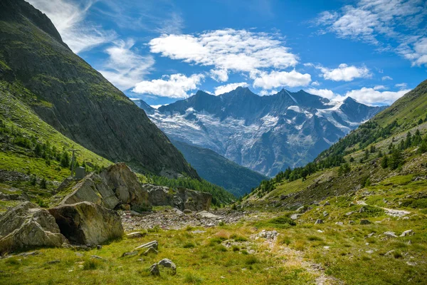 Hermosa Vista Sobre Majestuosos Alpes Con Glaciar Fee Sobre Pueblo — Foto de Stock