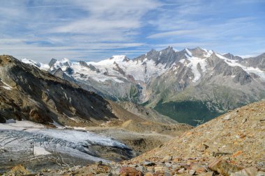 İsviçre 'de Saas-Fee köyünün üzerindeki Fee buzulu ve çevresindeki devasa manzaralar çok güzel.