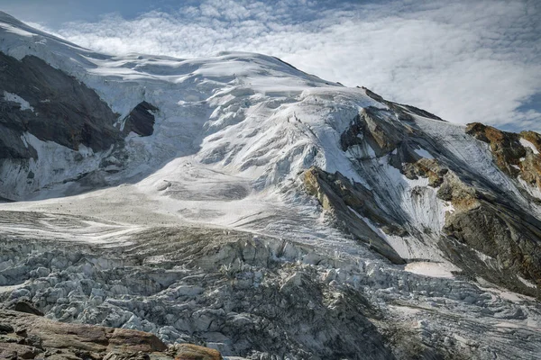 İsviçre, Valais kantonundaki Hohsaas-Grund 'dan Trift buzuluna bakın.