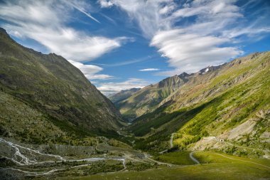 İsviçre 'nin güneyindeki Saas-Fee köyüne yakın Saas Vadisi manzarası