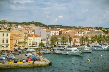 La Maddalena, İtalya - 28 Ağustos 2019 'da güneşli bir yaz gününde İtalya' daki La Maddalena 'da yoğun bir deniz manzarası